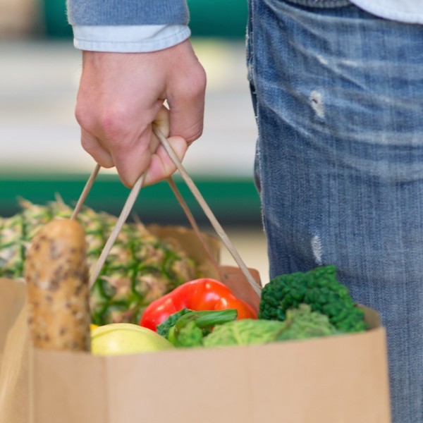 los consumidores difieren sobre cómo frenar el alza de la cesta