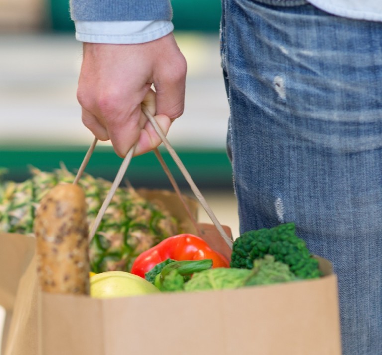 los consumidores difieren sobre cómo frenar el alza de la cesta