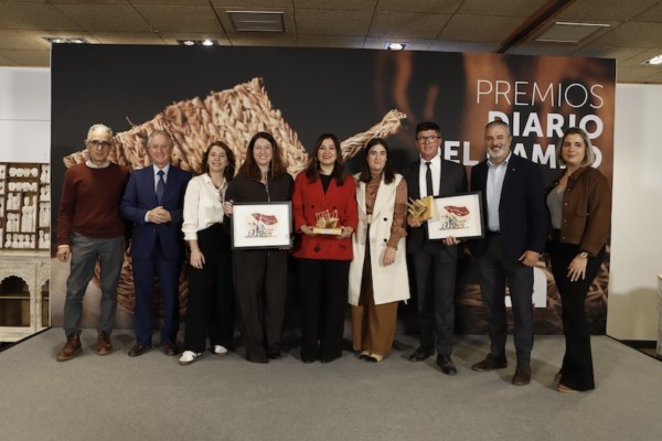 Miembros de +Brócoli posan con el premio