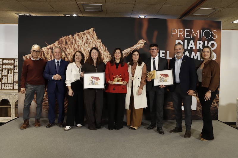 Miembros de +Brócoli posan con el premio
