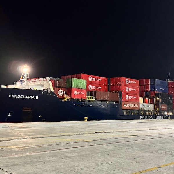 Buque Candelaria en el puerto de Alicante.