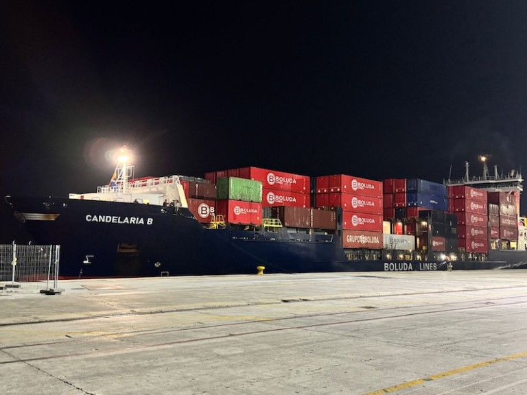 Buque Candelaria en el puerto de Alicante.