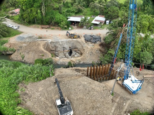 La industria bananera mejora las infraestructuras locales.