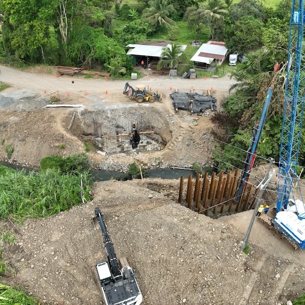 La industria bananera mejora las infraestructuras locales.