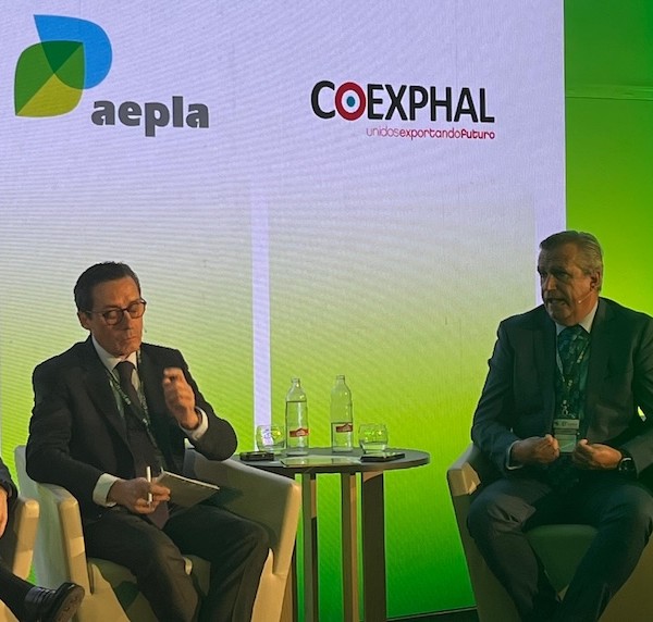 Luis Miguel Fernández, gerente de Coexphal (dcha.), durante el último Symposium de Sanidad Vegetal.