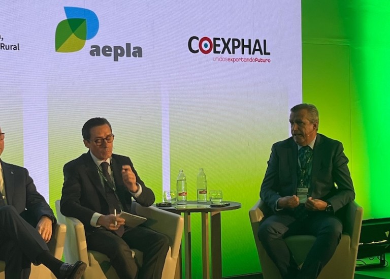 Luis Miguel Fernández, gerente de Coexphal (dcha.), durante el último Symposium de Sanidad Vegetal.