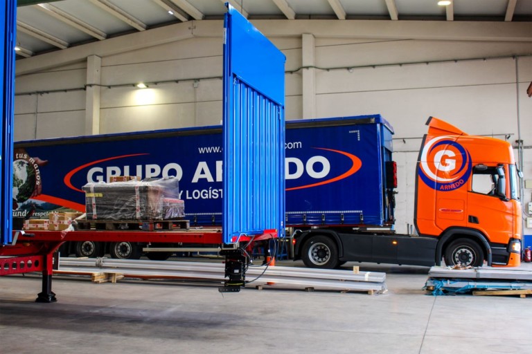 Grupo Arnedo incorpora a su flota 100 semirremolques