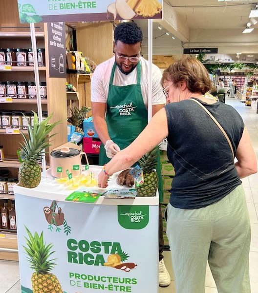 Degustación de piña y yuca organizada por Promover en un supermercado francés.