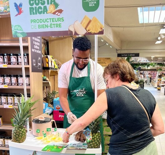 Degustación de piña y yuca organizada por Promover en un supermercado francés.