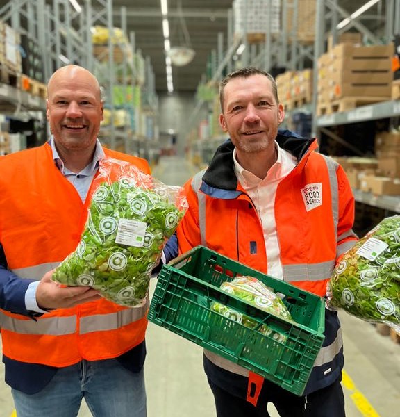 Christian Moller y Michael Christensen en la plataforma de Dagrofa Foodservice.