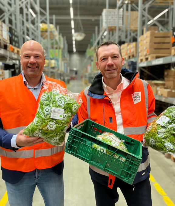 Christian Moller y Michael Christensen en la plataforma de Dagrofa Foodservice.