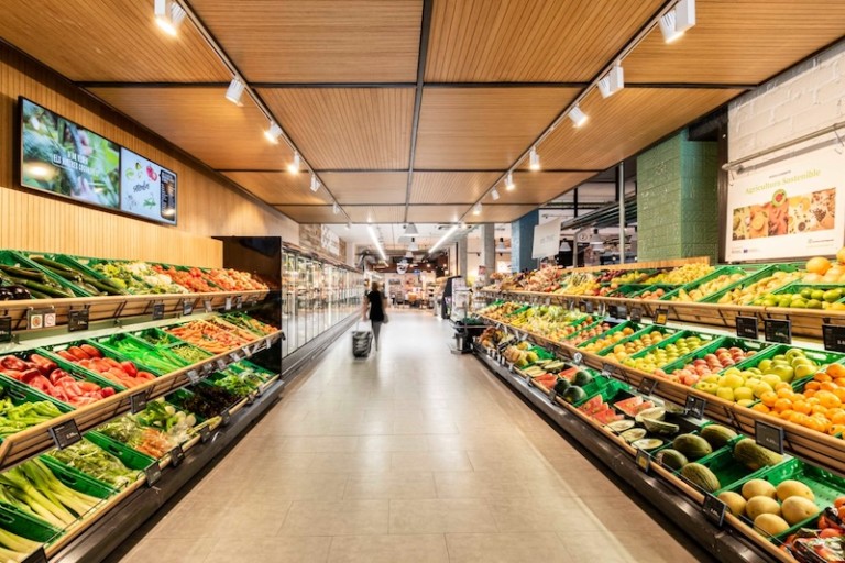 Interior de una tienda de Plusfresc