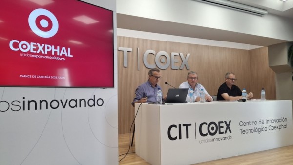 De izq. a dcha., Luis Miguel Fernández, gerente; Juan Antonio González, presidente; y Juan Carlos Pérez Mesa, de Coexphal