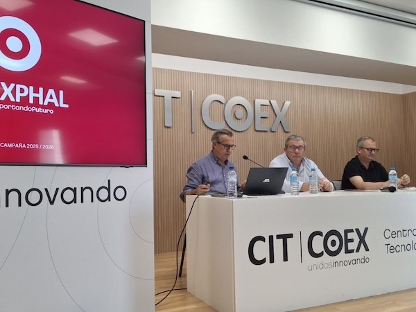De izq. a dcha., Luis Miguel Fernández, gerente; Juan Antonio González, presidente; y Juan Carlos Pérez Mesa, de Coexphal