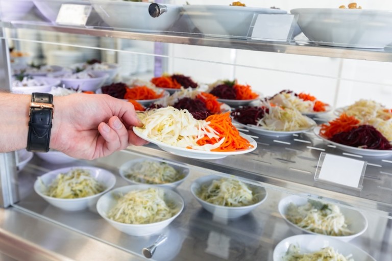 España ahorraría casi 1.000 millones de euros anuales si los comedores públicos sirvieran un 85 % de alimentos vegetales