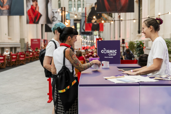 Cosmic Crisp® ha colaborado con Cibeles de Cine - Galería de Cristal, una de las citas veraniegas más emblemáticas de Madrid
