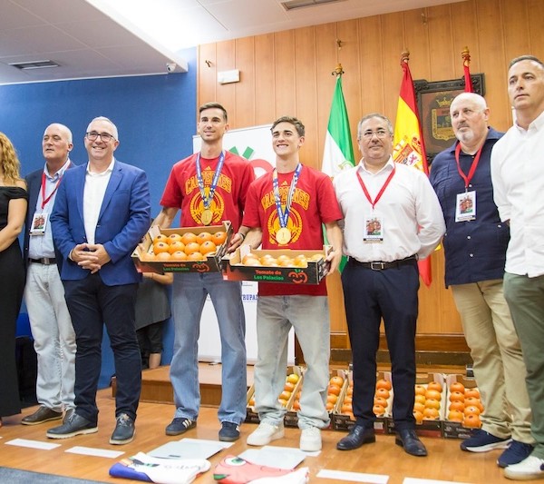 Los campeones del Mundo Fabián y Gavi junto a los miembros de la Asociación de Productores del Tomate de Los Palacios