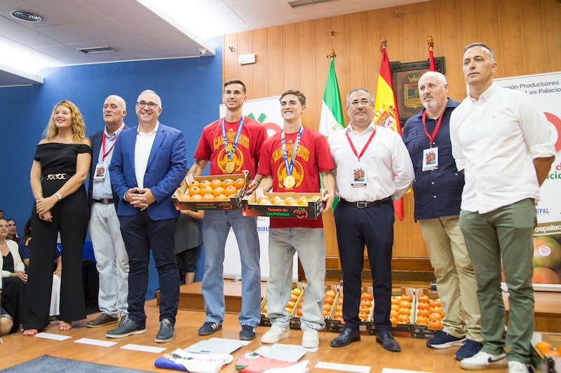 Los campeones del Mundo Fabián y Gavi junto a los miembros de la Asociación de Productores del Tomate de Los Palacios