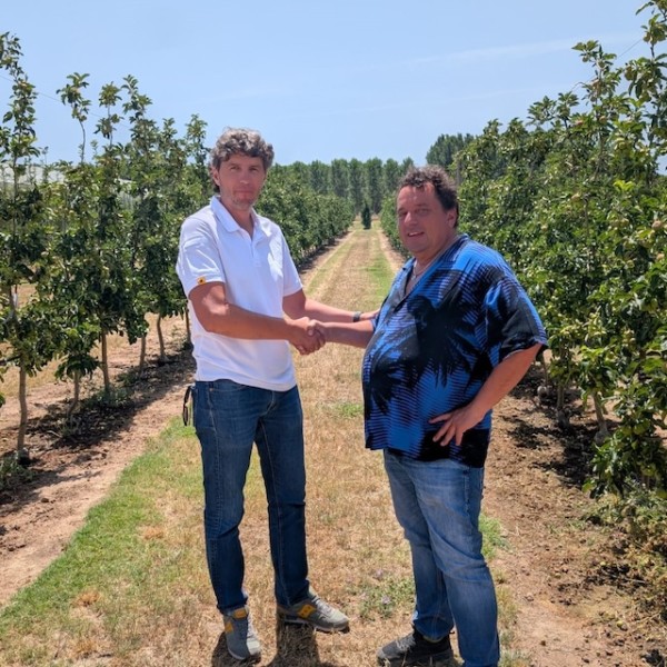 Jaume Armengol (izq.), presidente saliente, junto a David Casadellà, nuevo presidente de la IGP Poma de Girona