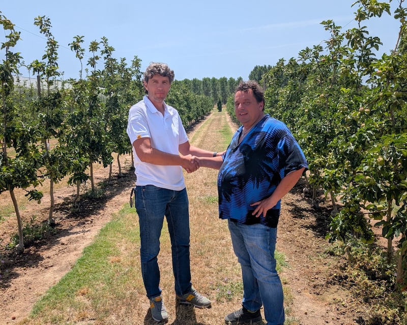 Jaume Armengol (izq.), presidente saliente, junto a David Casadellà, nuevo presidente de la IGP Poma de Girona