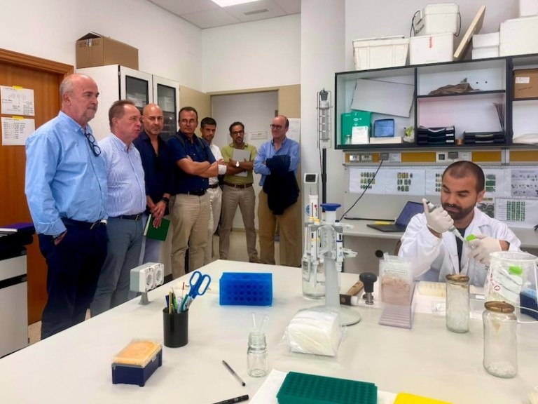 El director del IMIDA y director general de Agricultura y PAC, junto a responsables del IVIA