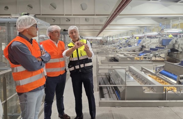 Joaquín Antonio Pino, consejero de Agricultura de Castilla y León (centro), con Javier Meléndez, CEO de Patatas Meléndez (dcha.).