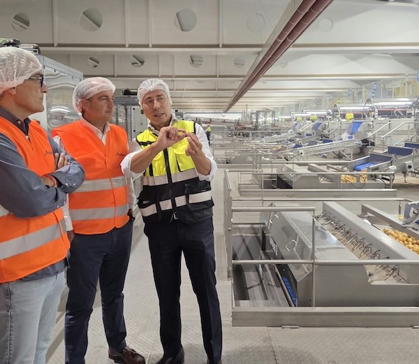 Joaquín Antonio Pino, consejero de Agricultura de Castilla y León (centro), con Javier Meléndez, CEO de Patatas Meléndez (dcha.).