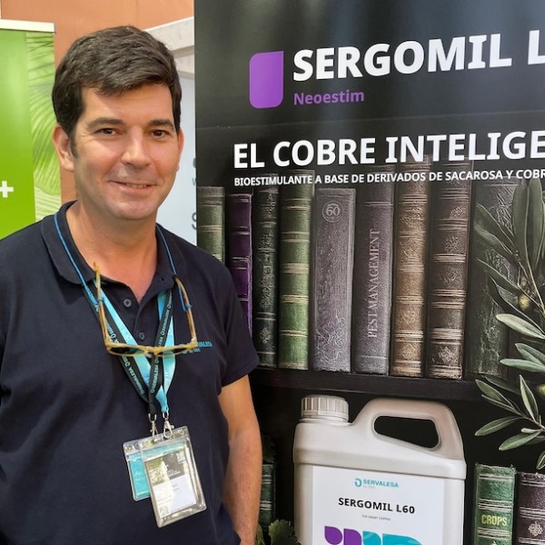 Pablo Riesco, responsable en la Zona Sur de Servalesa, durante la participación de la compañía en el 11º Congreso Internacional de Frutos Rojos en Huelva