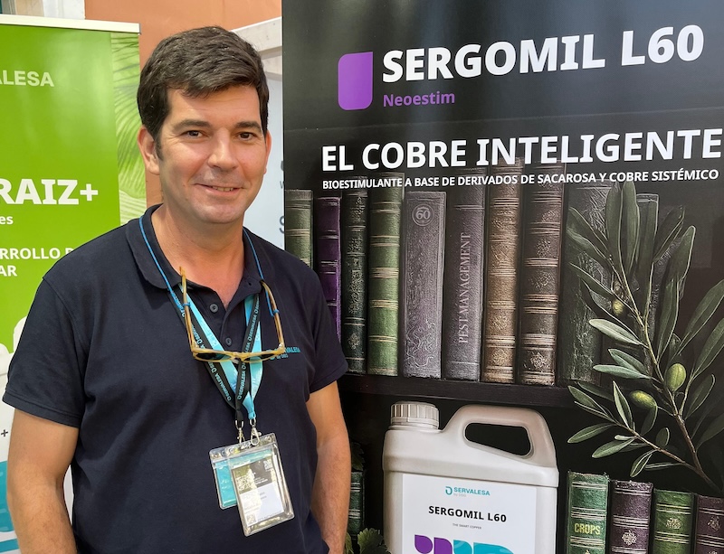 Pablo Riesco, responsable en la Zona Sur de Servalesa, durante la participación de la compañía en el 11º Congreso Internacional de Frutos Rojos en Huelva