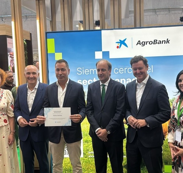 Javier Meléndez recoge el premio a la Innovación Agroalimentaria 2026 otorgado por Agrobank
