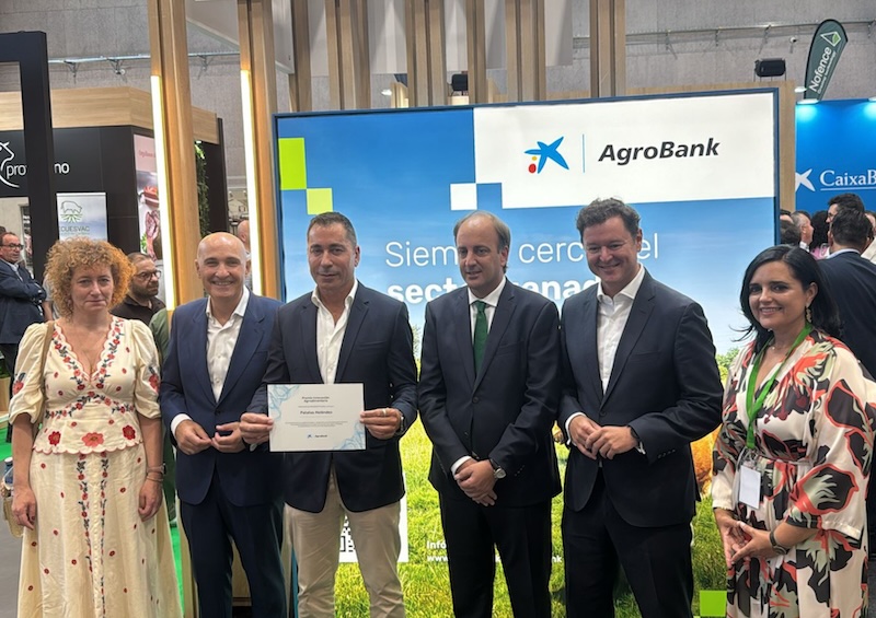 Javier Meléndez recoge el premio a la Innovación Agroalimentaria 2026 otorgado por Agrobank