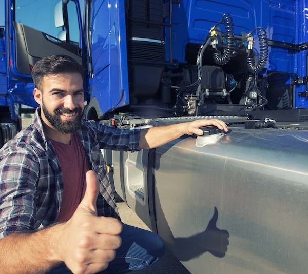 Camionero repostando