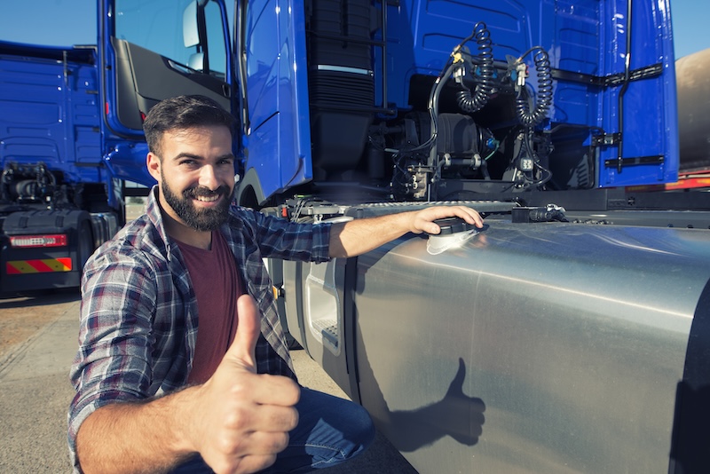 Camionero repostando
