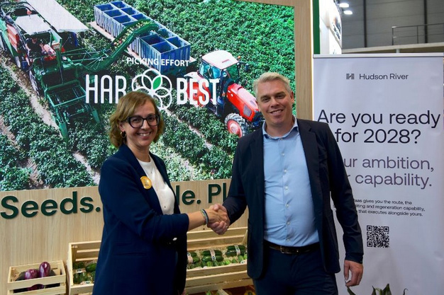 Un momento durante la firma del acuerdo entre Semillas Fitó y Hudson River Biotechnology
